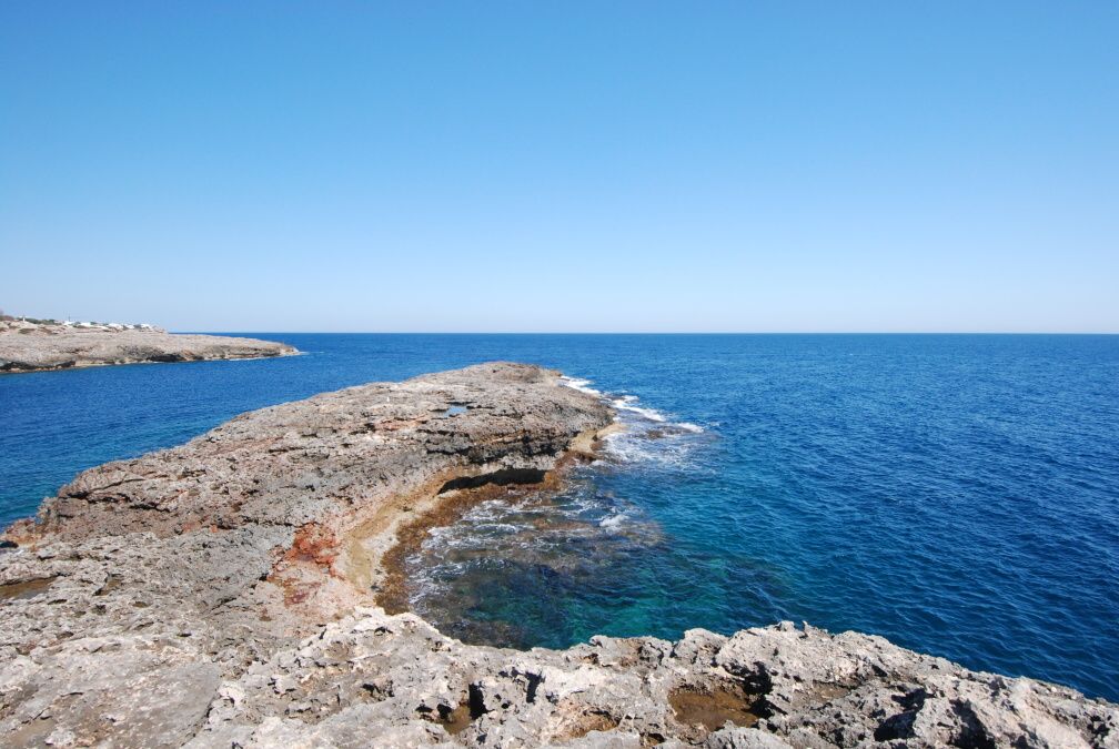 - Grundstück von ca. 1.000 m2 direkt am Meer in Cala D`Or