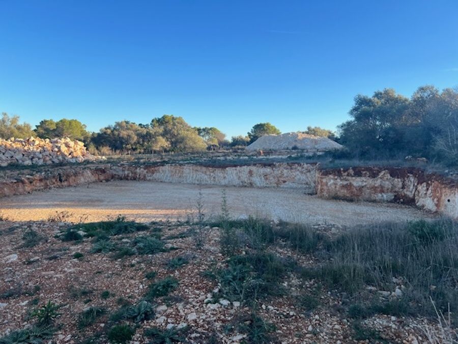 - Fantastisches Grundstück von ca. 50.000 m² mit Baulizenz, nur wenige Minuten vom Strand von Cala Santanyi entfernt