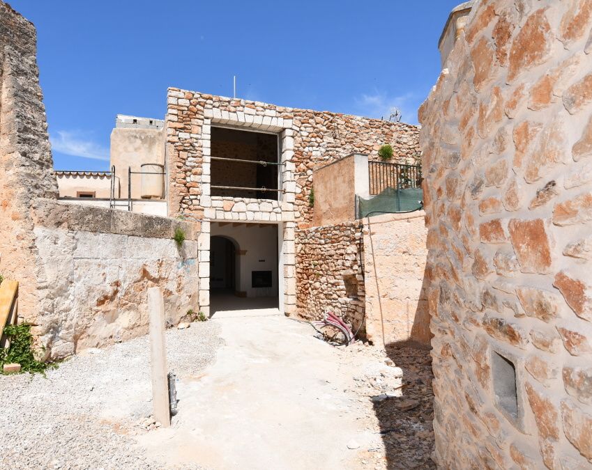  - Neu gebautes Stadthaus mit Garten, Pool, Garage und Zugang zu 2 Straßen in Santanyi