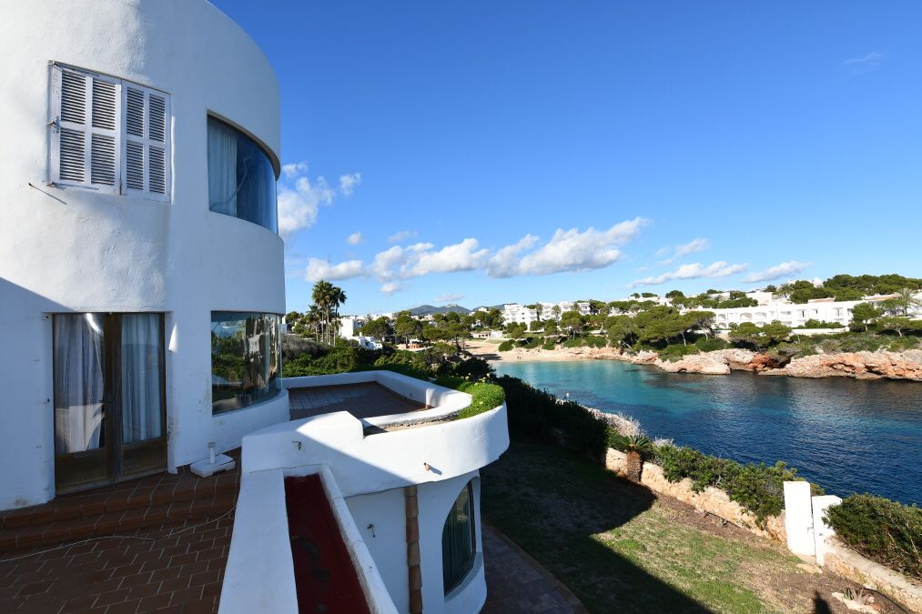  - Chalet de estilo típico Ibicenco en una idílica ubicación encima de la playa en Cala D`Or