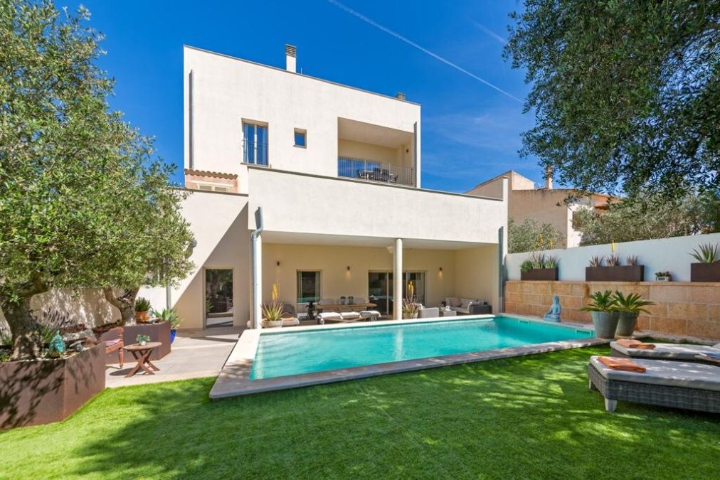  - Elegante y Moderna casa de pueblo con jardín y piscina en Santanyi