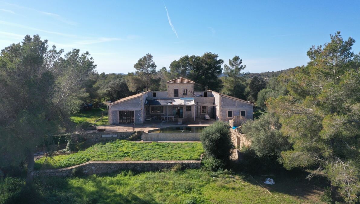  - Landhaus in fortgeschrittener Bauphase auf einem Hügel am Stadtrand von Petra gelegen