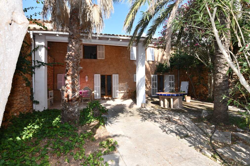  - Traditional town house with a large garden of about 1,000m2 in Santanyi