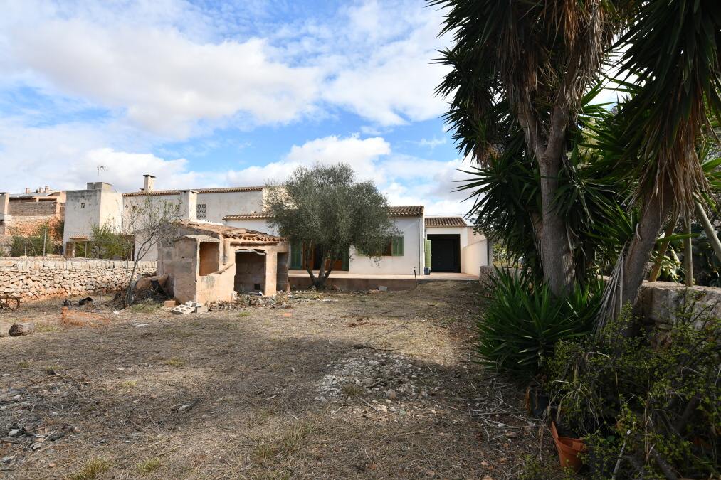  - Stadthaus mit großem 600m2 Patio und viel Potenzial in Santanyi